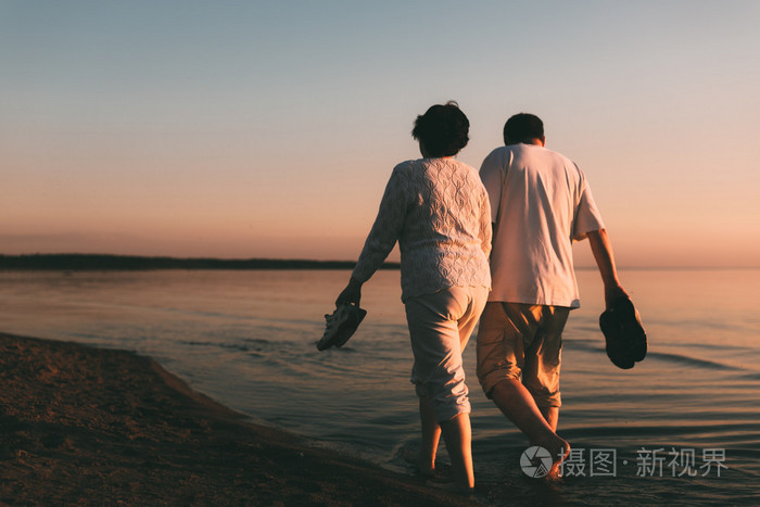 一对成年夫妇在海边散步照片-正版商用图片1n931a-摄图新视界