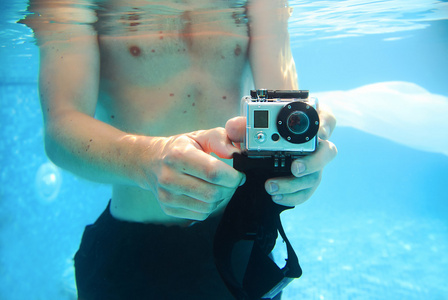 年轻男子拍摄水下照片图片