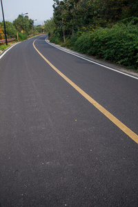 美丽的太阳升起与沥青公路路面的天空