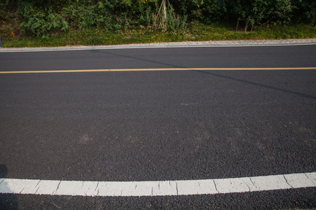 美丽的太阳升起与沥青公路路面的天空