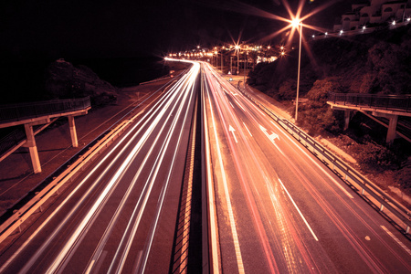 在夜的高速公路上的光迹