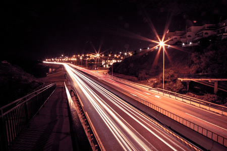 在夜的高速公路上的光迹