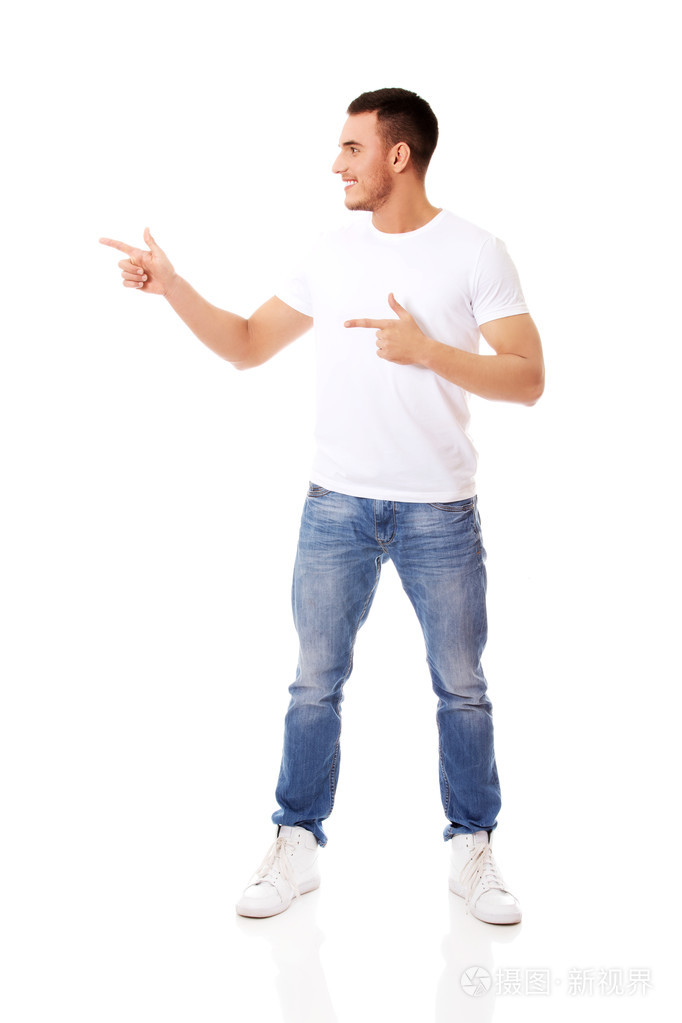 快乐的年轻人指着 copyspace 或东西