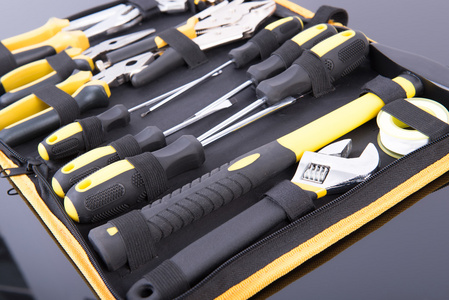 黑色和黄色的工具包