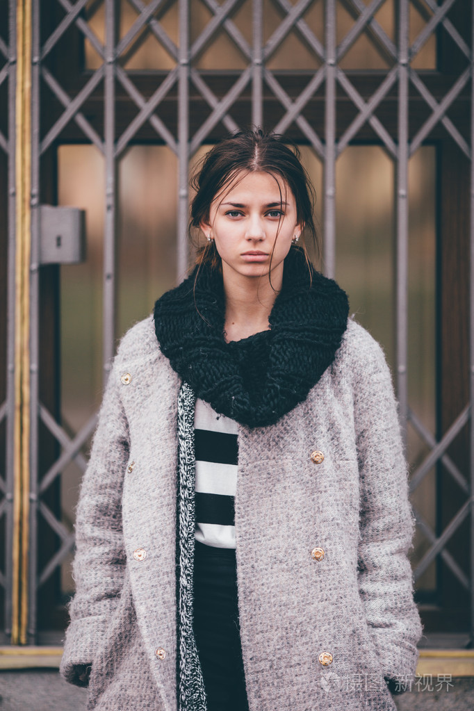 现代穿女人走在大街上