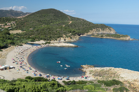 苏在听取海滩在嘉，撒丁岛，意大利