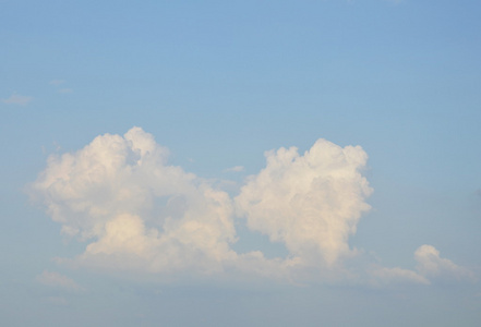 云和晴朗的天空背景