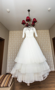 完美婚纱新娘的房间里挂在衣架上