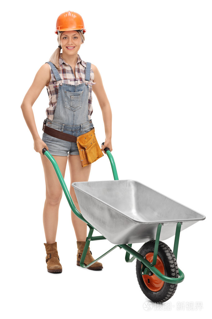 女建筑工人拿着一辆手推车