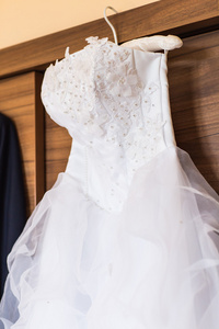 完美婚纱新娘的房间里挂在衣架上