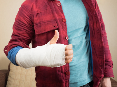 男人用绷带图片