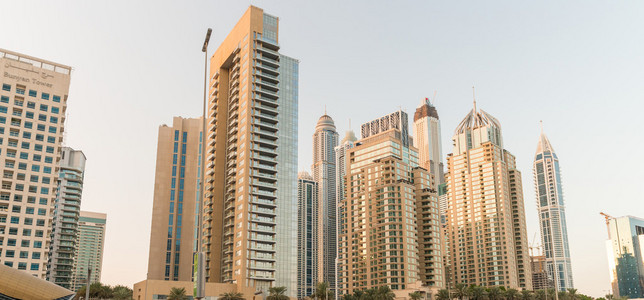 迪拜，阿联酋2015 年 10 月 21 日  建筑物沿谢赫扎耶德路