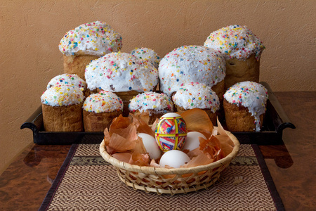 复活节蛋糕和鸡蛋
