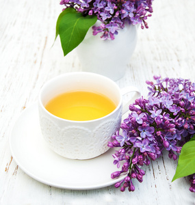 Cup 的茶和淡紫色的花朵
