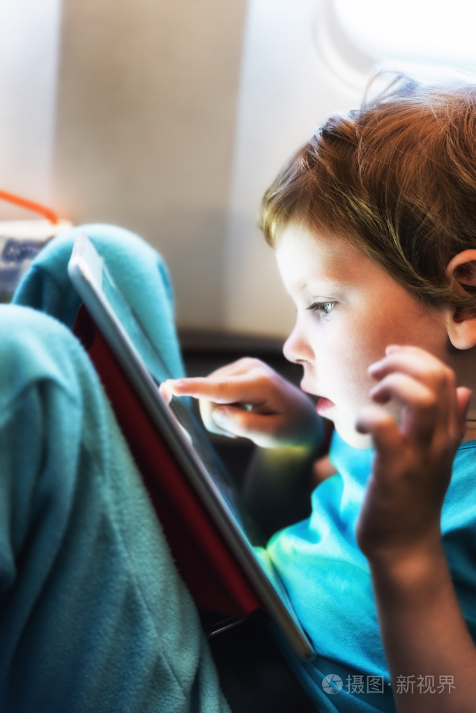 小孩在玩平板电脑