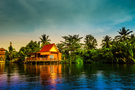 高跷在泰国农村条河上的房子图片