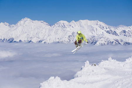 跳上高山滑雪骑手。极限滑雪随心所欲