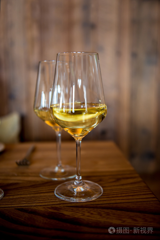 餐桌上的葡萄酒杯