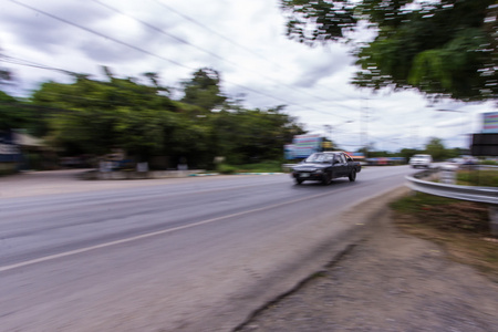 在公路超速驾驶的接机