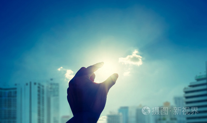 手拿太阳的剪影