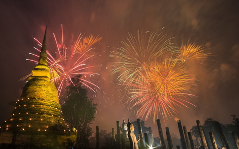 与历史公园素可泰,泰国 loykrathong 节日烟花照片