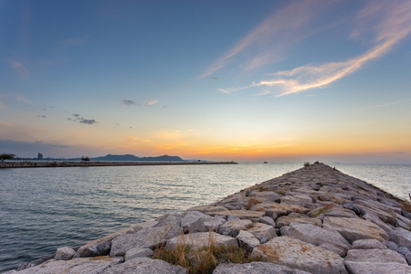 夕阳背后的海