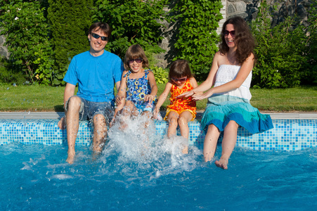 幸福的家庭，与孩子们在暑假上水池附近玩