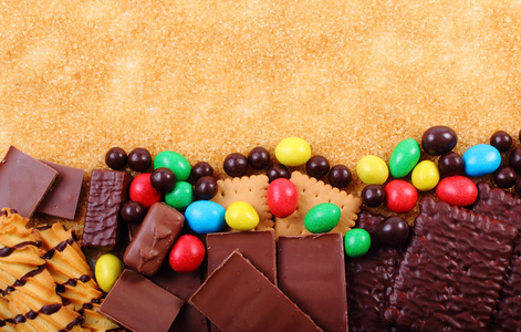 大量的糖果和棕色的糖，不健康的食物
