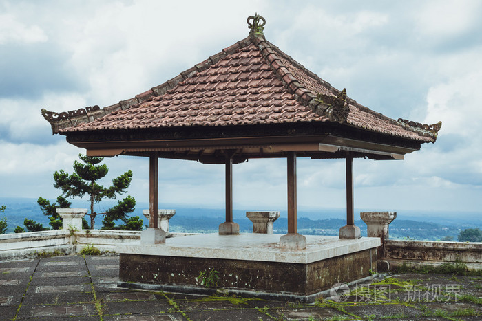 俯视着山下的凉亭巴厘岛