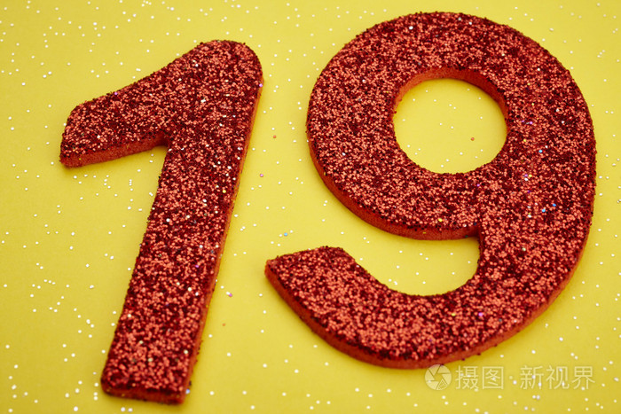 在黄色背景数字十九红颜色周年