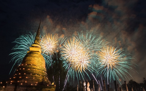 与历史公园素可泰,泰国 loykrathong 节日烟花照片