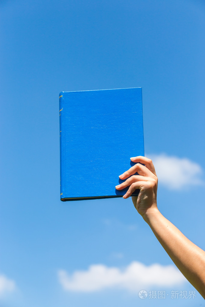 学生手里拿着书