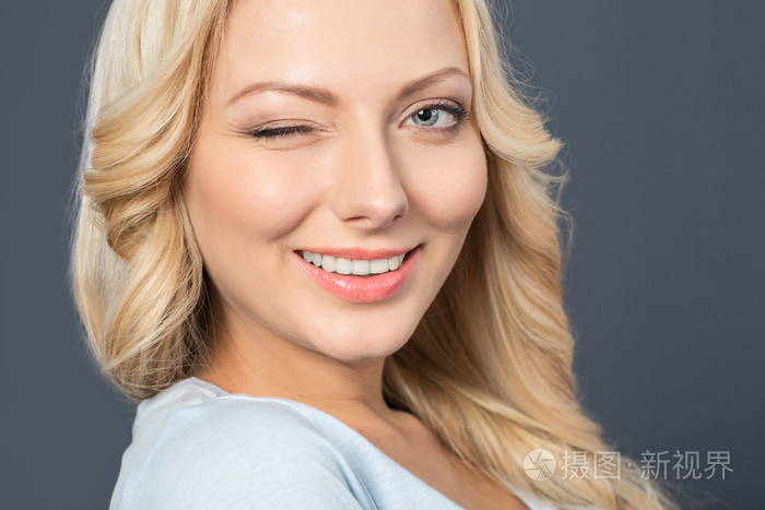 可爱的姑娘眨着眼睛