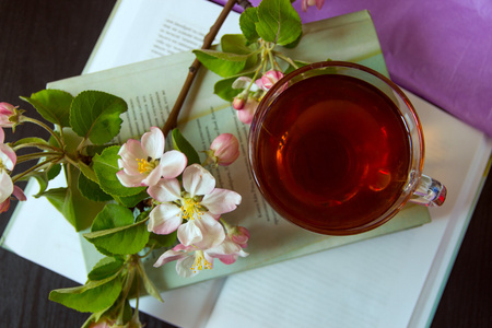 书，苹果树花开花分支和 te 杯