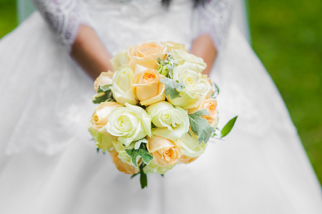 新娘带着结婚花束玫瑰