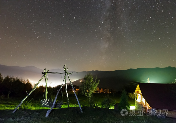 在山村里布满星星的夜空