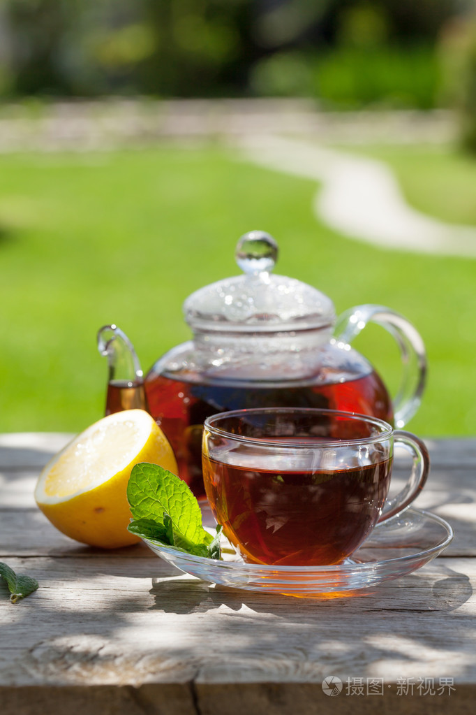 在花园里的桌子上早餐茶