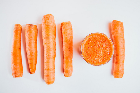 胡萝卜汁的蔬菜上表特写的眼镜图片