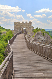石材幕墙和门与中世纪堡垒座木桥