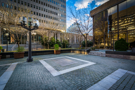 建筑物和在马里兰州的巴尔的摩市中心广场
