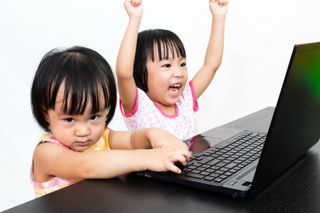 亚洲中国小姑娘玩笔记本电脑