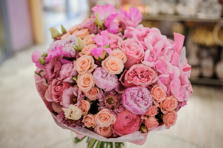 富束白色和粉色的玫瑰，牡丹