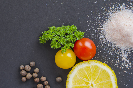 沙拉banner新鲜美味的食材,健康烹饪或沙拉制作暗黑色背景, 顶视图
