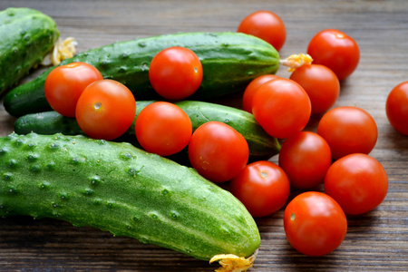 健康饮食，有机黄瓜，樱桃西红柿木制的桌子上的概念