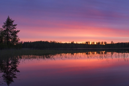 清晨日出在湖面上