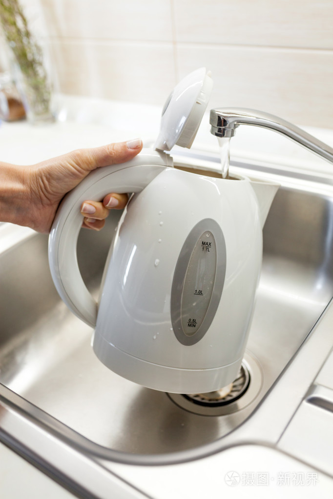 水倒进电热水壶