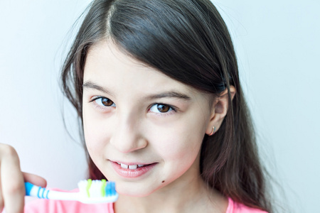 1.小女孩刷牙时用了一种颜色鲜艳的蓝色牙齿