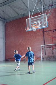 两个年轻男孩练习他们打篮球