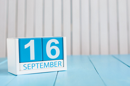 9 月 16 日。9 月 16 日的形象在白色背景上的木制彩色日历。秋季的一天。文本为空的空间