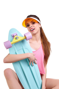 与滑板时尚时髦女孩